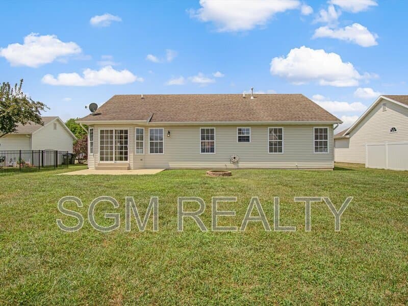 Waterloo House: 1116 Maplewood Ln