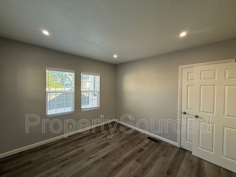 Manteca House: 807 W Yosemite