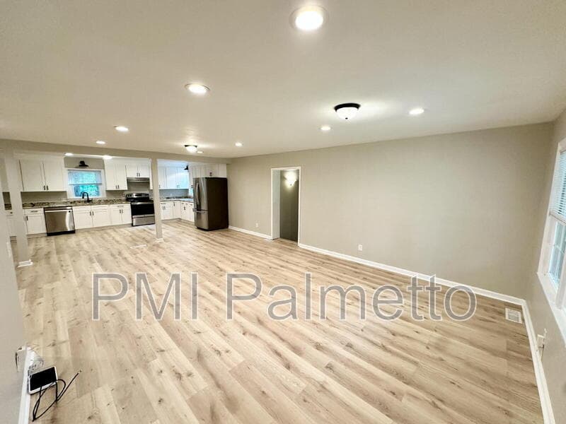 Camden House: 948 Wateree Blvd
