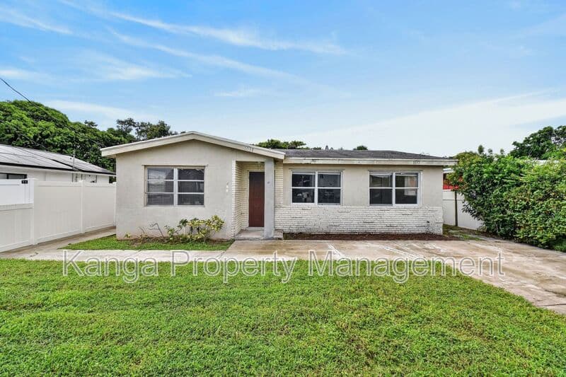 Riviera Beach House: 1037 W 28Th St
