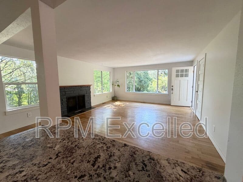 Kent House: 24625 148th Ave SE