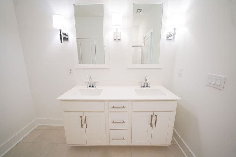Bloomingdale House: 128 Kingswood Cir