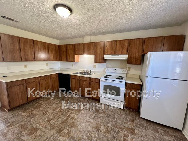 Lafayette House: 102 D Country Lane