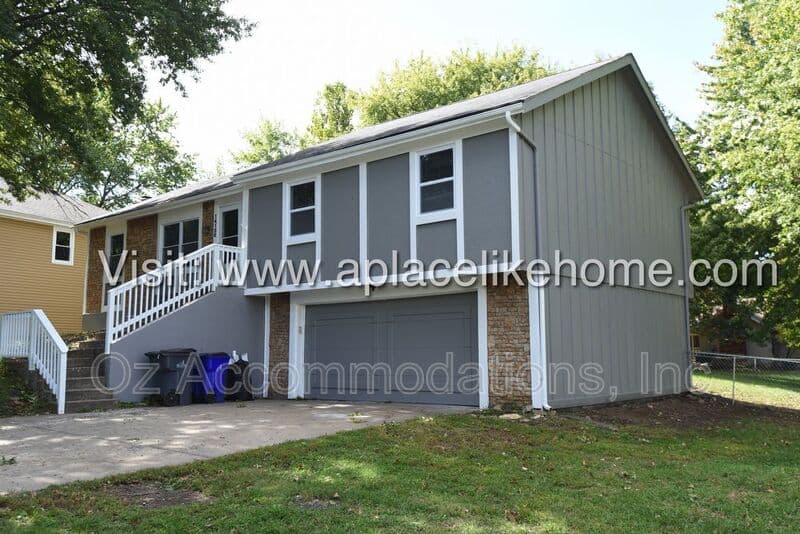 Olathe House: 14120 S Raintree Dr