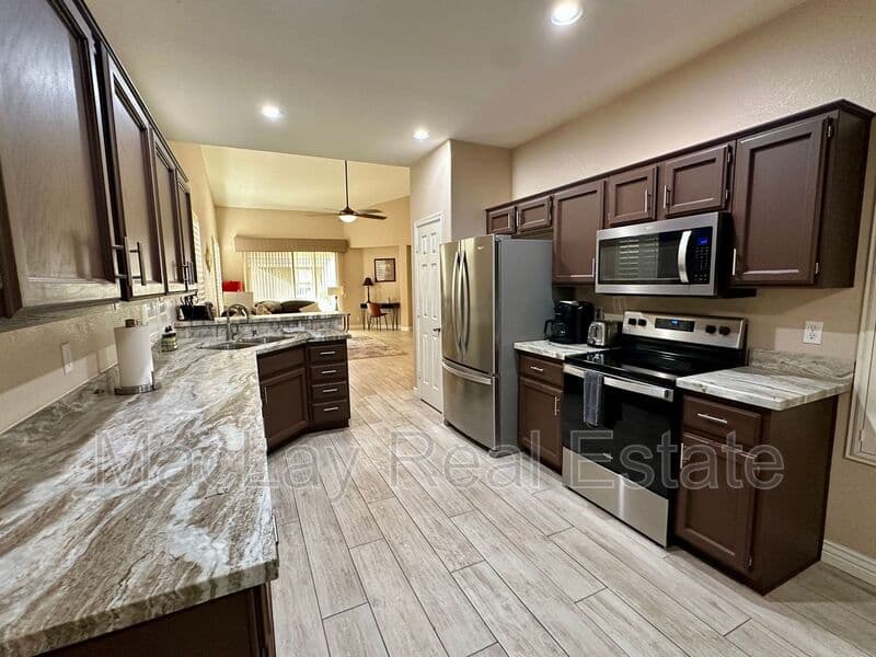 Sun Lakes House: 23724 S Pleasant Way