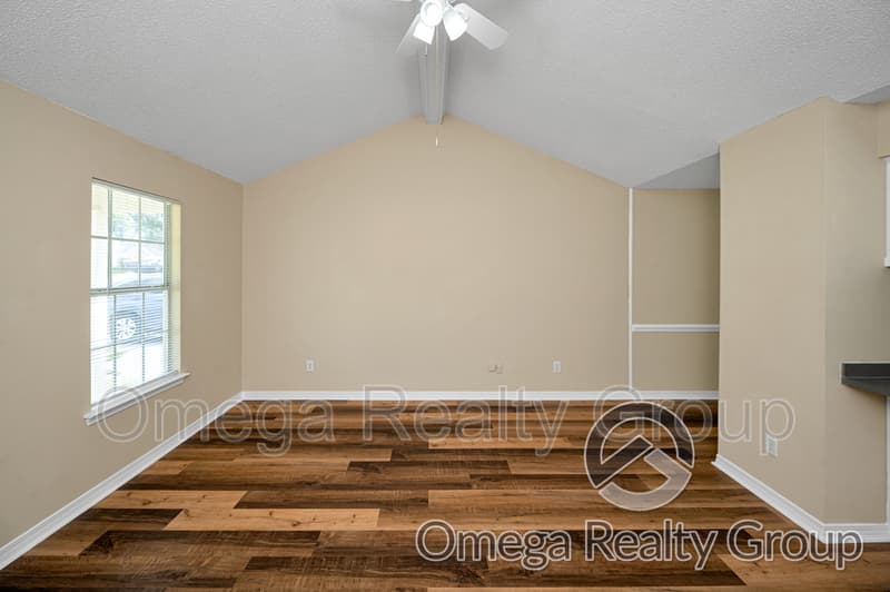 Mobile House: 3020 Barlett Dr