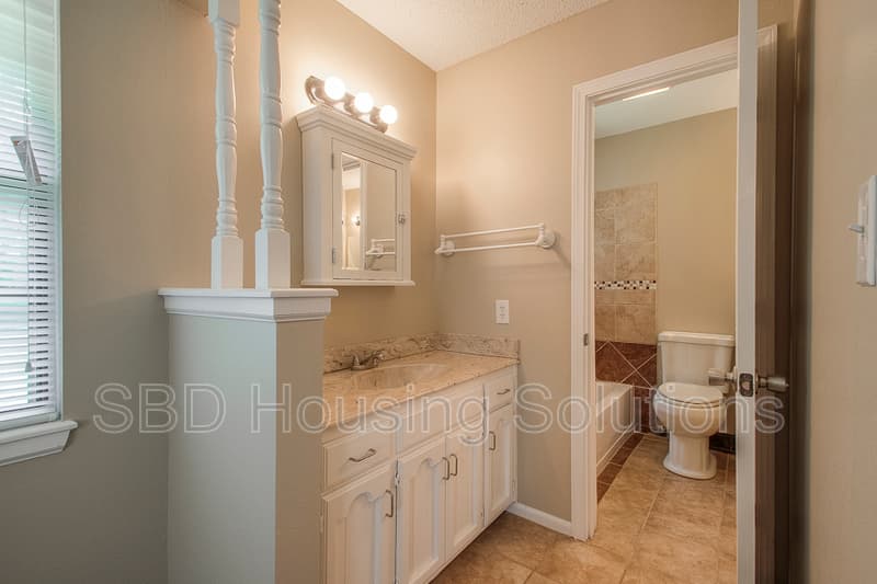Lee's Summit House: 200 SE Crestwood Dr