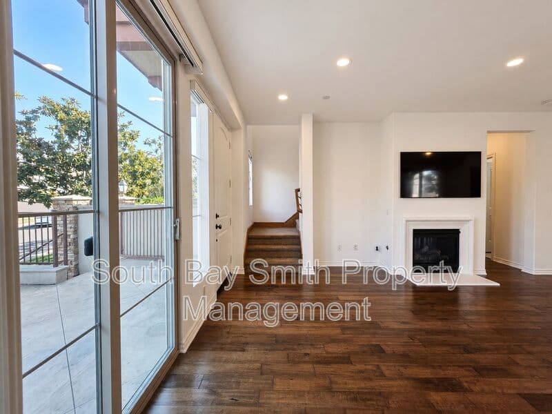 Redondo Beach Townhome: 84 Palos Verdes Blvd