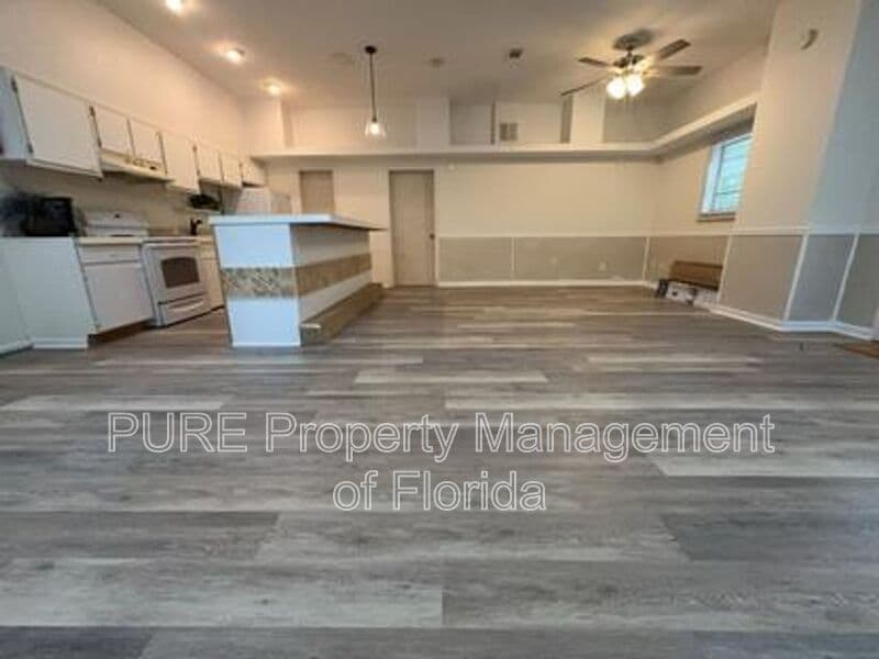Ocala House: 595 NW 100th St