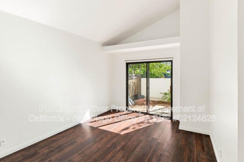 Escondido House: 1007 Howard Ave