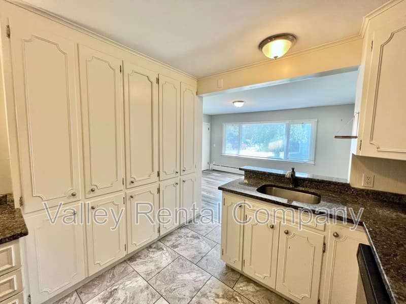 South Hadley Condo: 72 Lyman Street - 3