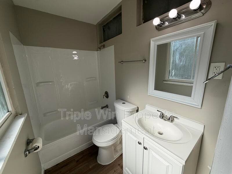 Saint Louis House: 10126 Edgefield Dr