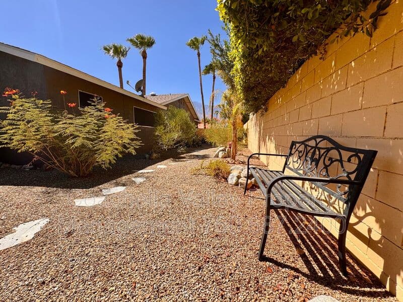 Palm Springs House: 2004 N San Antonio Rd