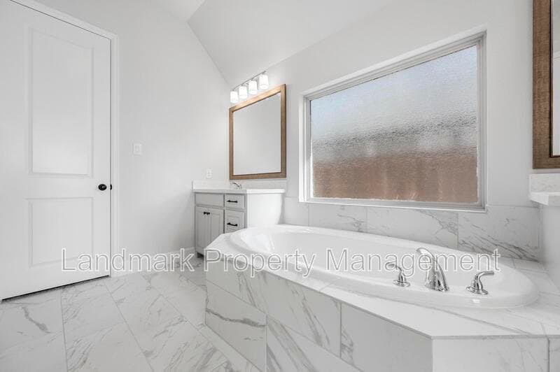 Mansfield House: 1822 Buckeye Lane