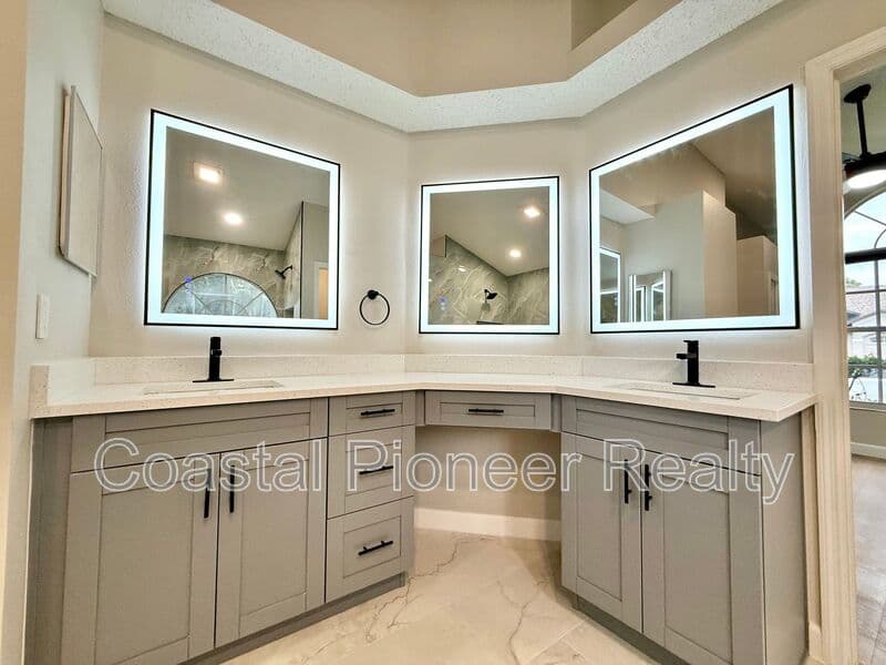 Tampa House: 8902 Breland Dr