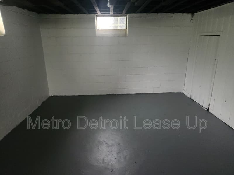 Detroit House: 19455 Avon Avenue