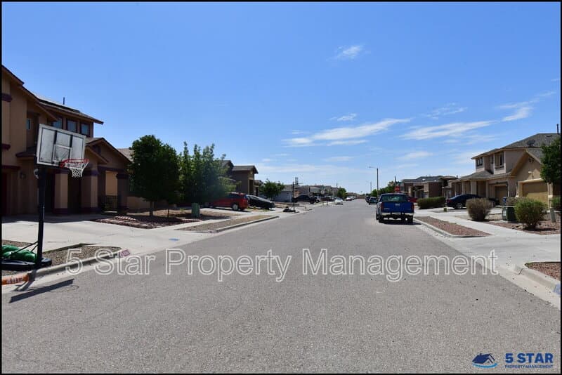 El Paso House: 4913 Adrian Campos St !!