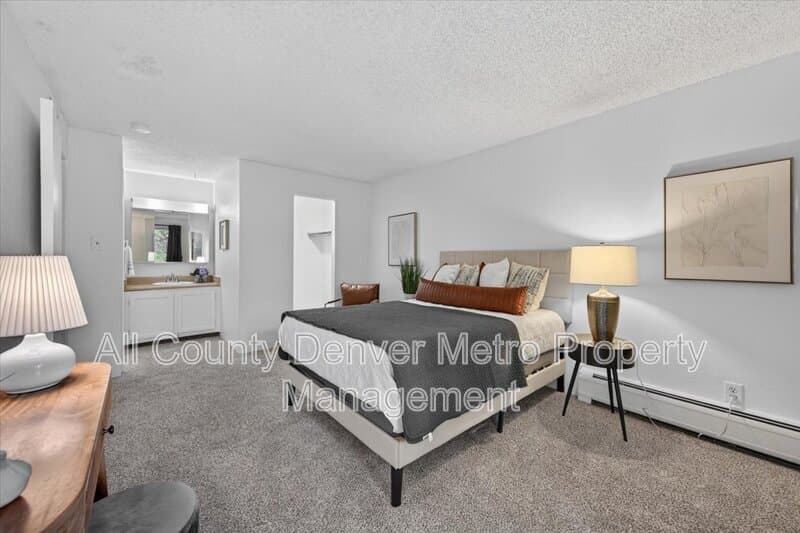 Golden Condo: 1400 Golden Circle