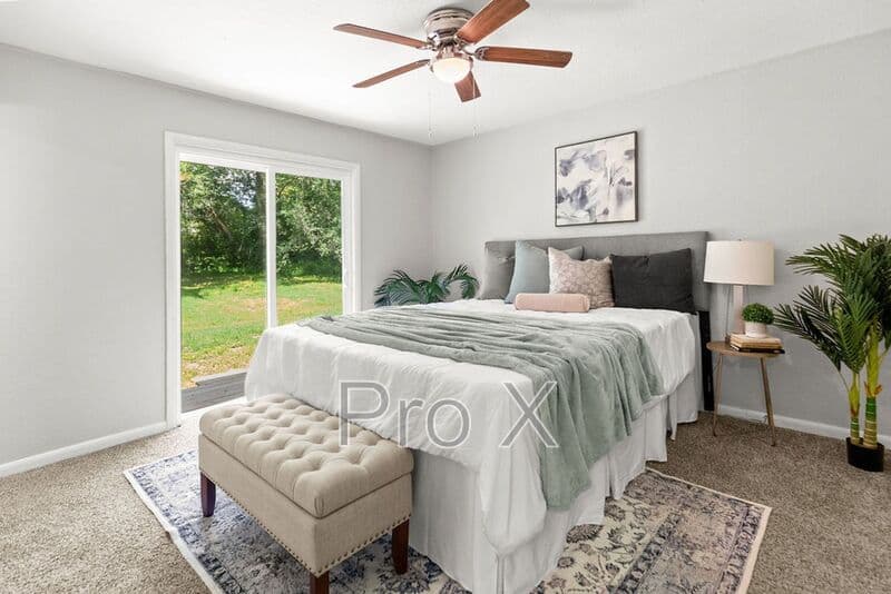 Fayetteville House: 2300 W Holly St