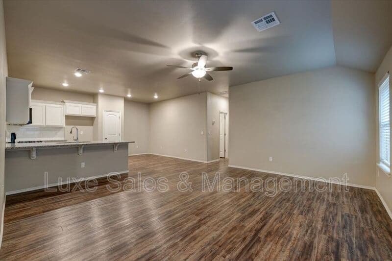 Yukon House: 10910 NW 119th
