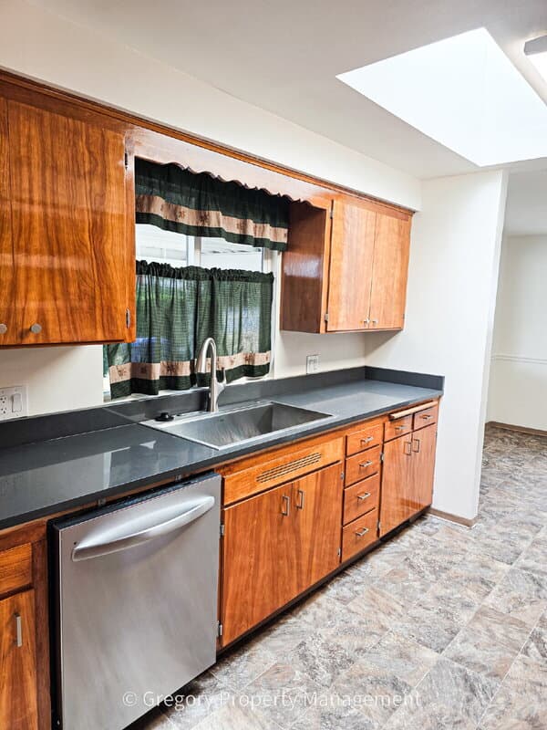 Everett House: 4908 Dogwood Drive