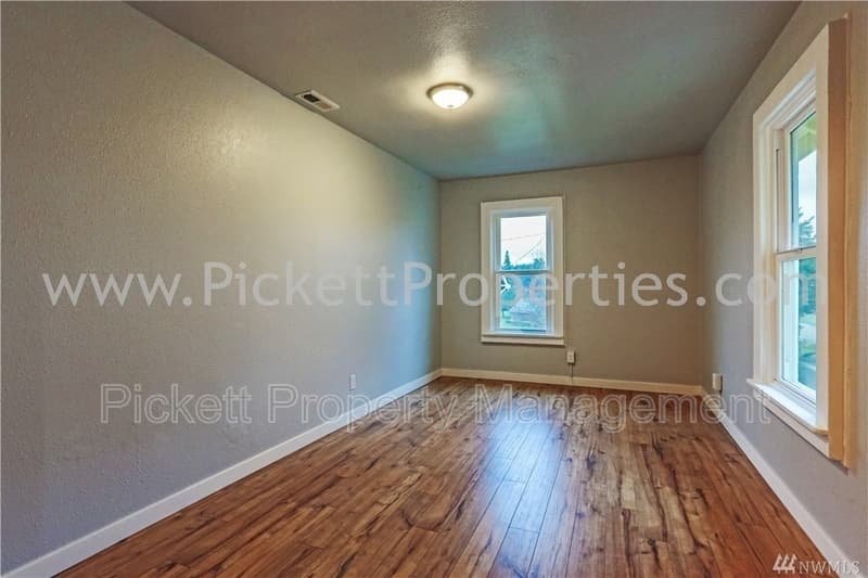 Bremerton House: 1120 Cogean Ave