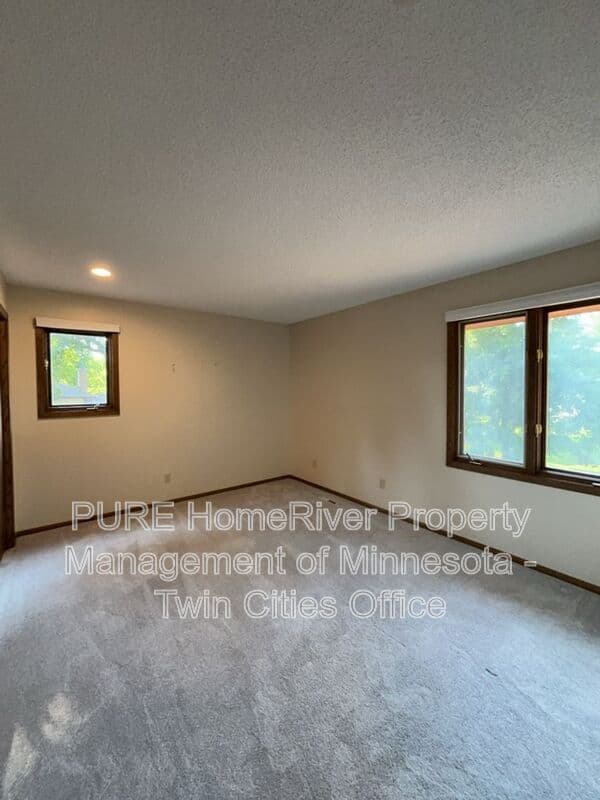 Edina House: 7420 Hyde Park Cir