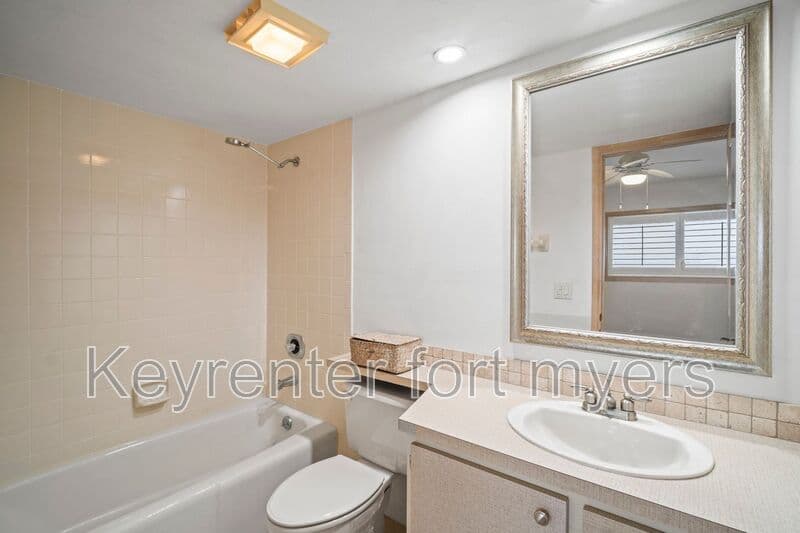 Fort Myers Beach House: 894 Buttonwood Dr