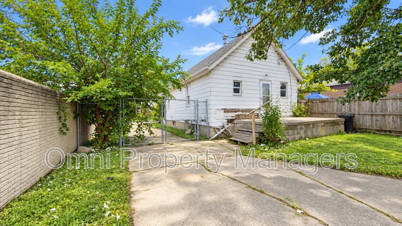 warren House: 8030 Chalmers Ave