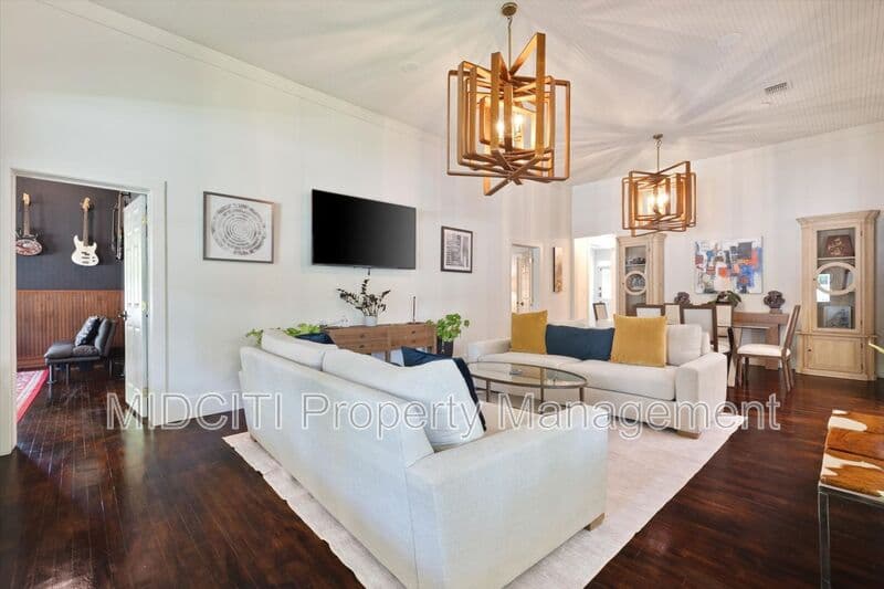San Marcos House: 1017 W Hopkins St