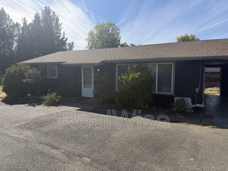 Grants Pass House: 1125 SW Bridge St