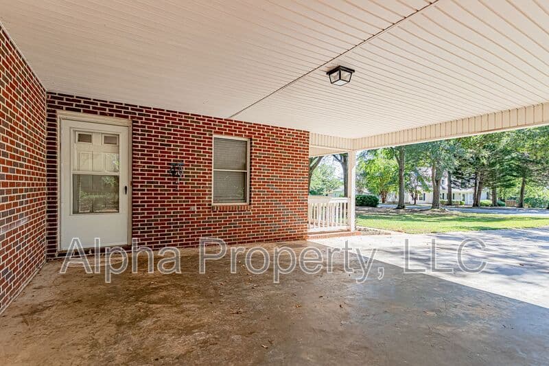 Lyman House: 155 Stewart Dr