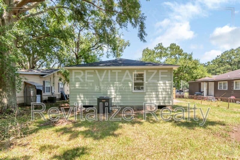 Chickasaw House: 253 10th Ave