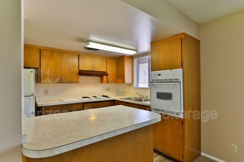 Mesa House: 224 N Macdonald H
