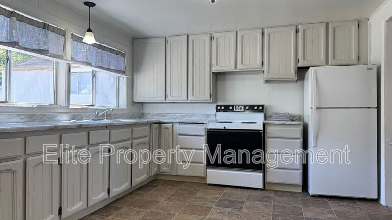 Pueblo House: 1514 Kickapoo Rd