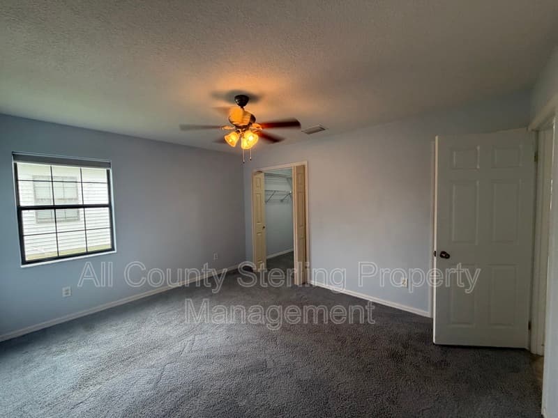 Lake City House: 166 SE Jenese Way