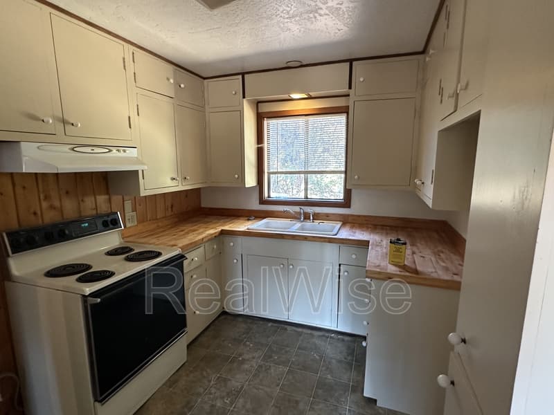 Rogue River House: 2978 E Evans Creek Rd