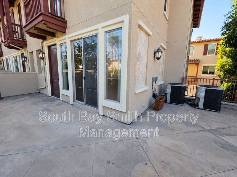 Redondo Beach Townhome: 84 Palos Verdes Blvd
