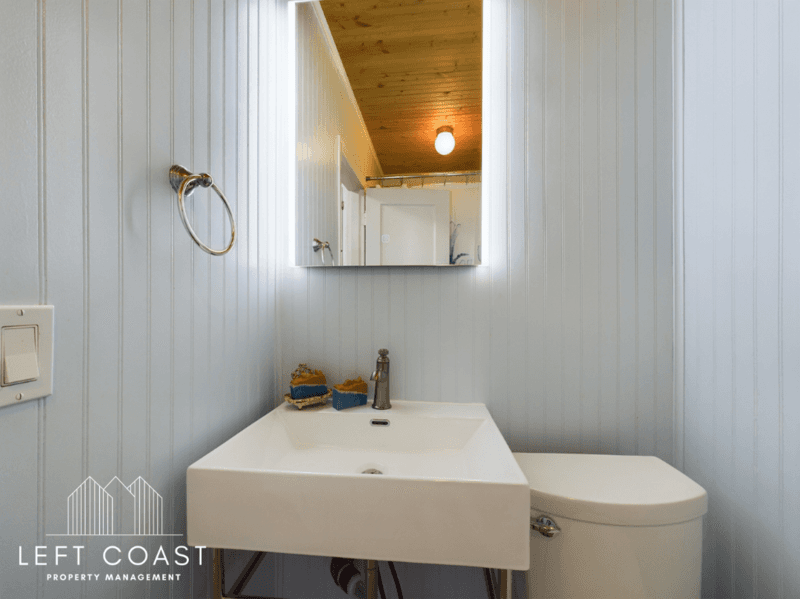 Lincoln City House: 1033 Northwest Inlet Avenue