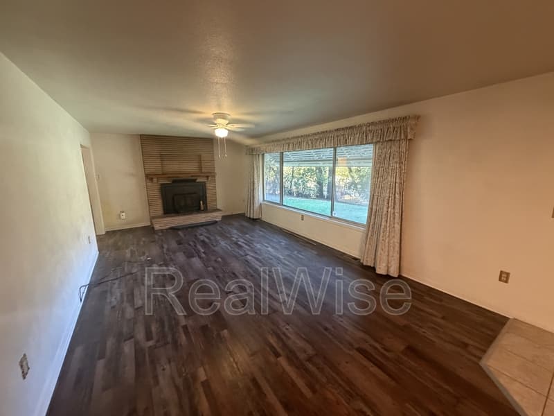 Grants Pass House: 7665 Rogue River Hwy