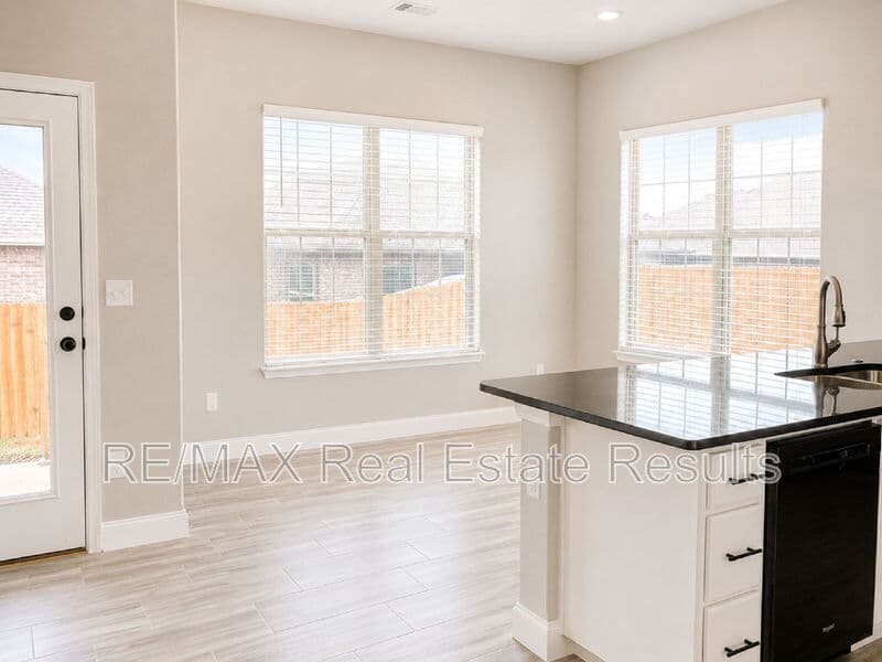 Bentonville House: 511 Melrose Pl