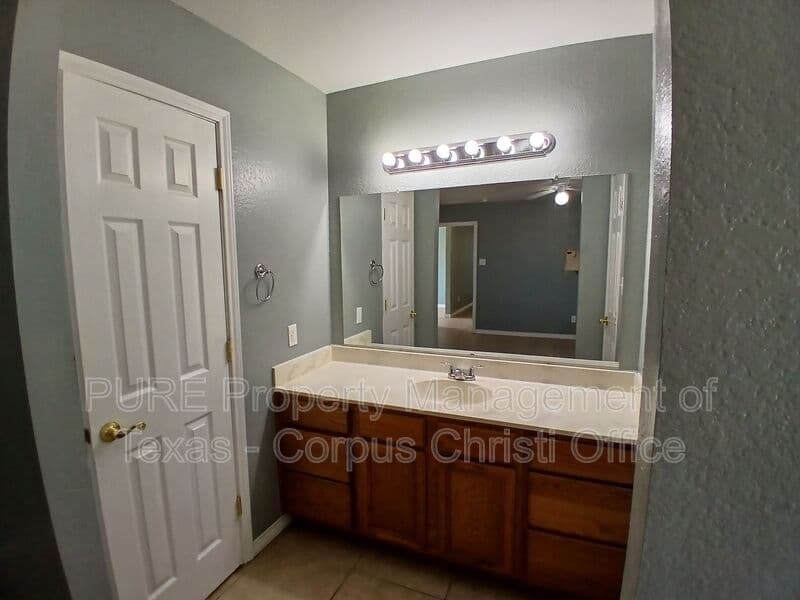 Corpus Christi House: 1941 Sunnycrest St