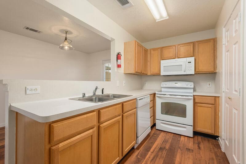 Dickinson Townhome: 2102 St Lucia Calle