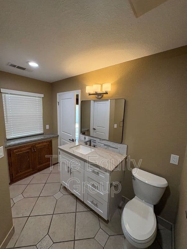 Visalia House: 2322 East Vassar Dr