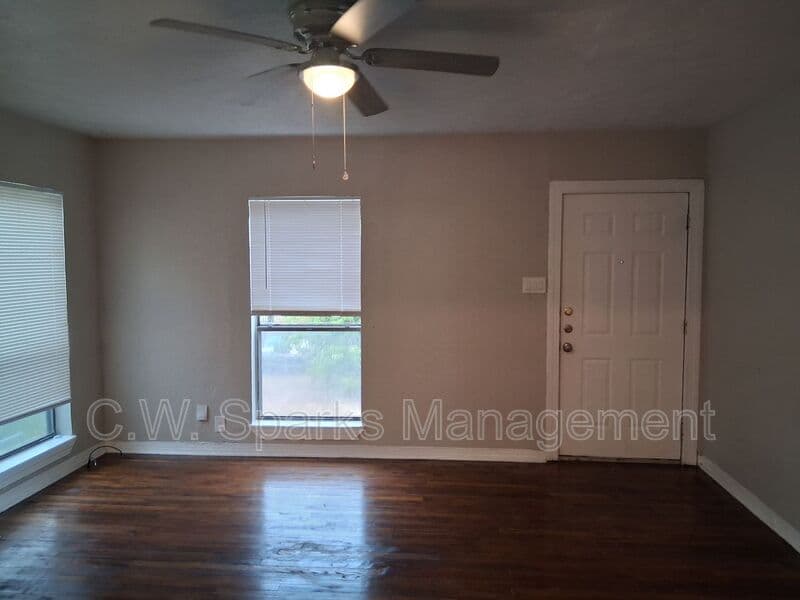 Dallas House: 435 Avenue G