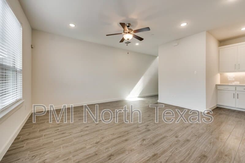 Little Elm House: 2709 Splendor Ln