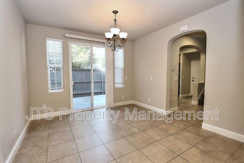 Orangevale House: 9041 Crescenda Lane