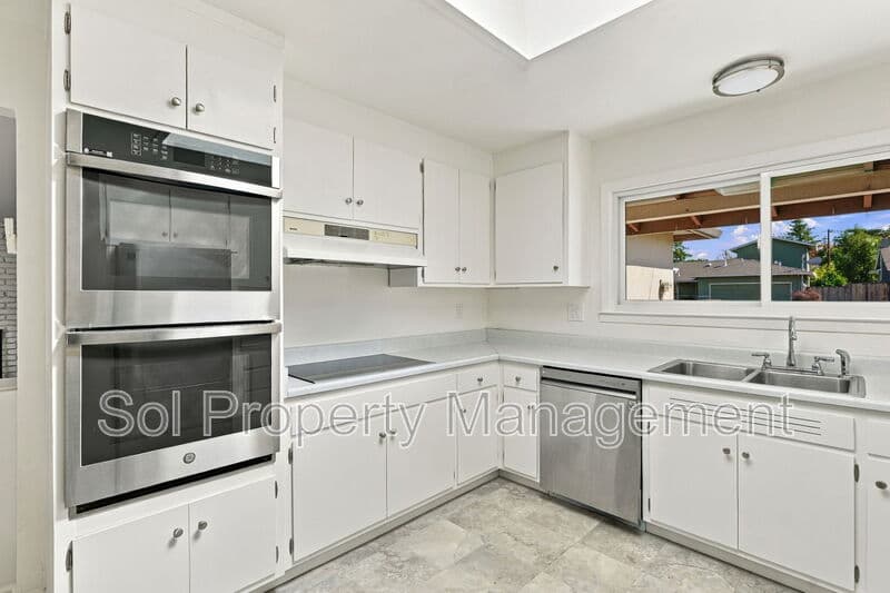 San Rafael House: 600 Tarragon Drive