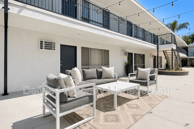 Tarzana House: 5919 Reseda Blvd 48