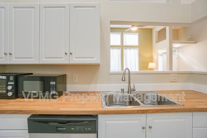 Vancouver Condo: 13210 SE 7th St